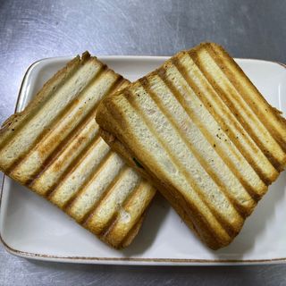 Панини с сыром моцарелла на тосте