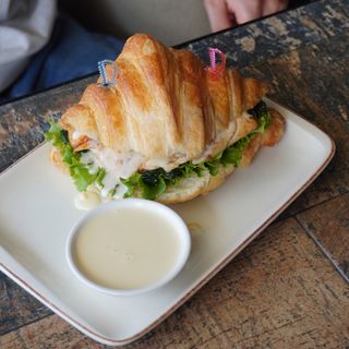 Круассан с куриным филе и шпинатом