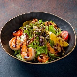 Салат с тигровыми креветками и кедровый орешкой