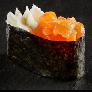 Суши Гункан копченый лосось