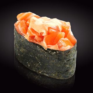 Суши Острый лосось гункан