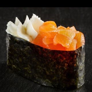 Суши Гункан с лососем