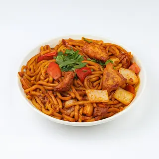 Жареная лапша с курицей и овощами