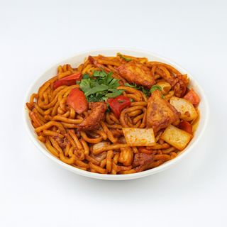 Жареная лапша с курицей и овощами