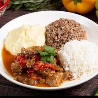 Гуляш с гарниром