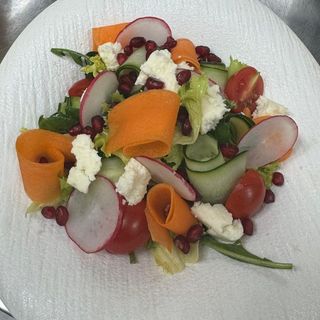 Микс Салат с Брынзой и Сезонными Овощами (350 гр)