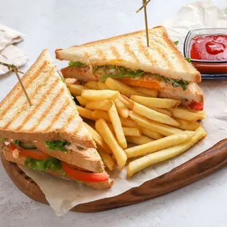 Клаб сэндвич с курицей и фри (450г)