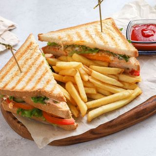 Клаб сэндвич с курицей и фри (450г)