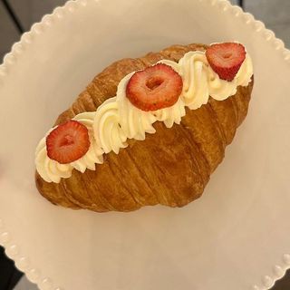 Круассан с клубникой (180г)