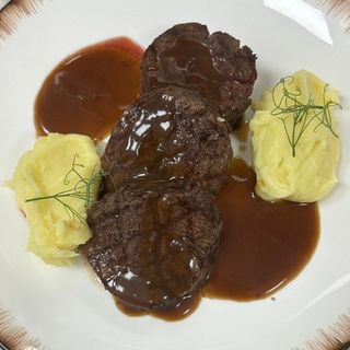 Медальоны с пюре и соусом  демиглас (420г)