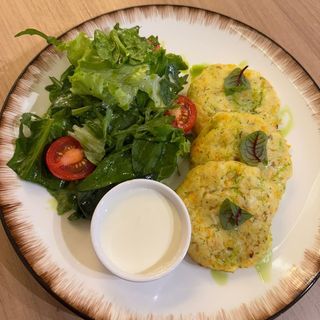 Котлеты из цветной капусты c микс салатом. (320 гр)