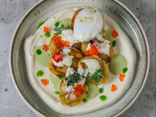Картофель на гриле с копченым муссом, яйцом пашот и красной икрой (320г)