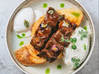 Гренки с томленой говядиной, яйцом пашот и муссом пармезан (360г)