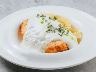 Феттучини с семгой и муссом пармезан(300г)