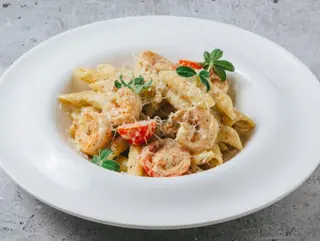 Пенне с креветками и соусом песто
