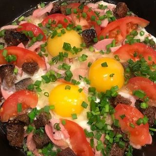 Яичница с колбасой