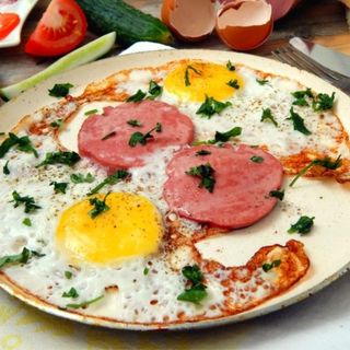 Яичница с колбасой 