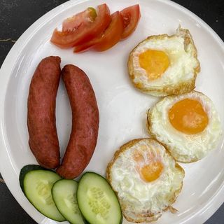 Яичница с сосисками 