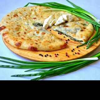 Осетинский пирог с творогом, сыром и зеленым  луком (300г)