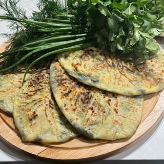 Азербайджанский кутаб с жусаем, шпинатом, творогом и сыром (160г)