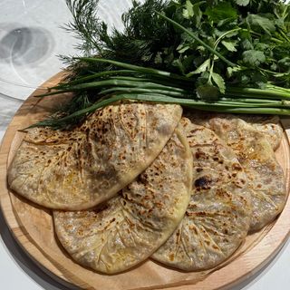 Азербайджанский кутаб с мясом, сыром и овощами (170г)