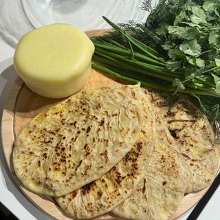 Азербайджанский кутаб с курицей и сыром (160г)