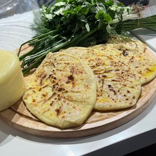 Азербайджанский кутаб с сыром