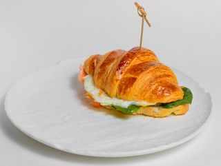Круассан с малосоленой семгой ( 190 гр)