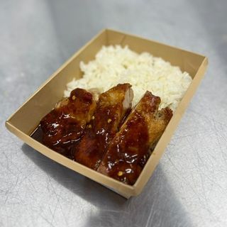 Куриное бедро в соусе чили с рисом 340 гр