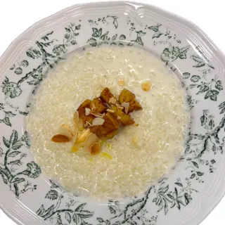 Каша рисовая с яблочным чатни, корицей и миндалем