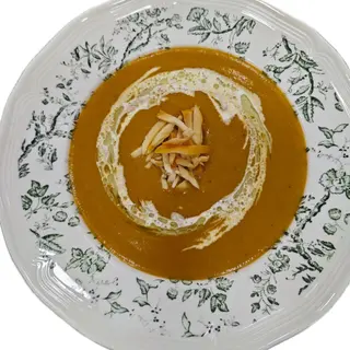 Чечевичный крем-суп с копченой курицей и тыквенными палочками