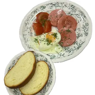 Яичница с колбасой и томатами