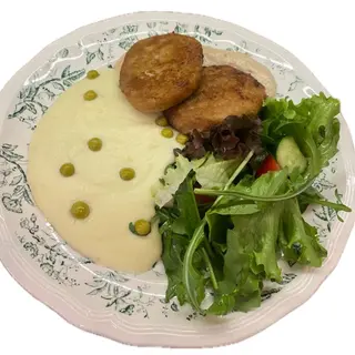 Куриные котлеты с картофельным пюре и микс салата