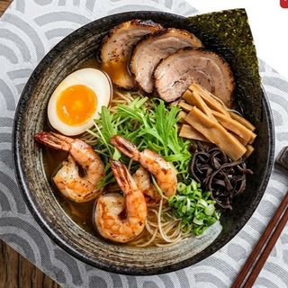 Рамен с яйцом и с креветками