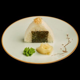 Онигири с лососем