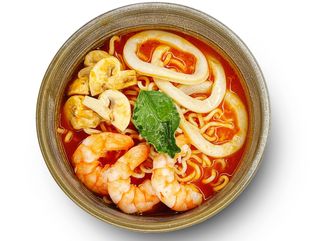 Том ям с лапшой и морепродуктами