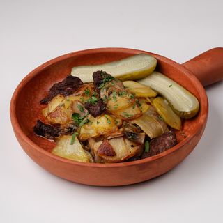 Жареный картофель с говядиной и грибами