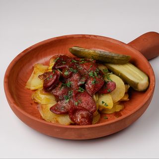 Жареный картофель с колбасками