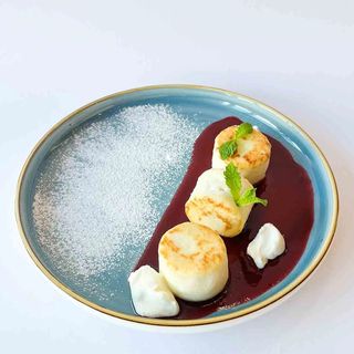 Сырники с ягодным кули и сметаной