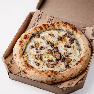 Неаполитанская пицца с трюфельной пастой.