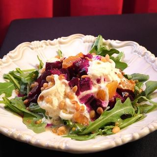 Салат из печеной свеклы со страчателлой