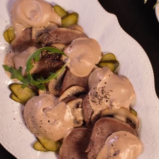 Жареный язык с перечным муссом