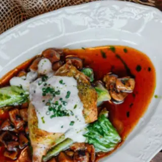 Бедро цыпленка с белыми грибами и романо