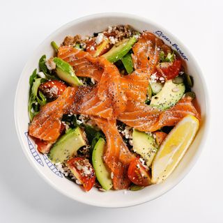 Салат со слабосоленым лососем и творогом