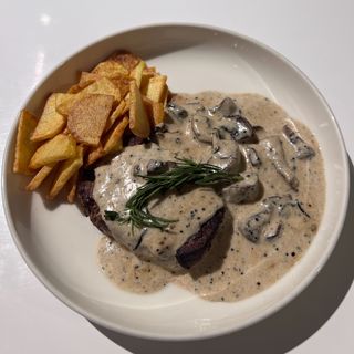 Стейк из говядины с грибным соусом