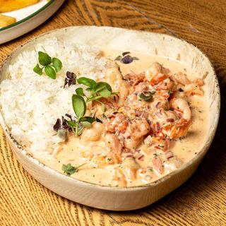 Креветки в соусе карри с отварным рисом