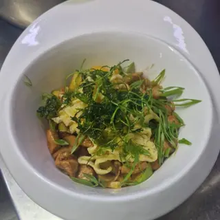 Жареный рамен с куриным филе