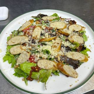 Салат с куриными колбасками