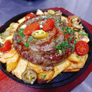 Картофель по домашнему с колбаской из говядины