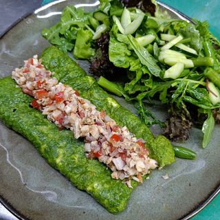 Зеленый омлет с зеленым салатом и тартаром из курицы
